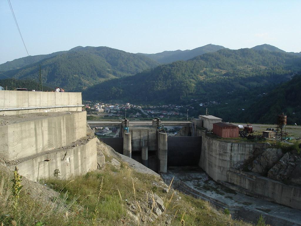 Barajul si lacul de acumulare Siriu